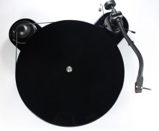 Придбати Проигрыватели виниловых дисков Pro-Ject RPM 1.3 Genie (2M-Red) Piano